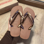Havaianas Top + Placa Logo Marrom + Pin Tartaruga + Pin Âncora + Pin Coração