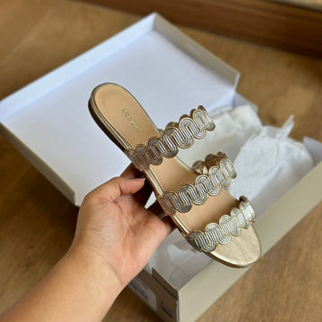 Sandália Arezzo Rasteira com Tiras Brilhosas A044854170