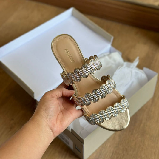 Sandália Arezzo Rasteira com Tiras Brilhosas A044854170