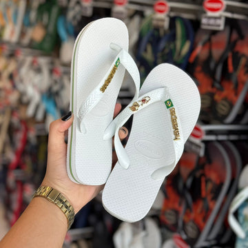 Havaianas Brasil + Placa Logo + Pin Menina e Cachorro