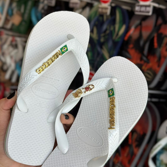 Havaianas Brasil + Placa Logo + Pin Menina e Cachorro