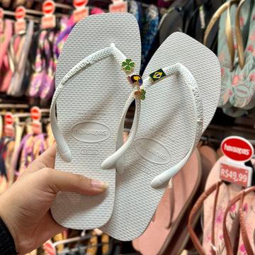 Havaianas Slim Square (Branco) + Pingente Trevo, Tucano, Coqueiro e Brasil