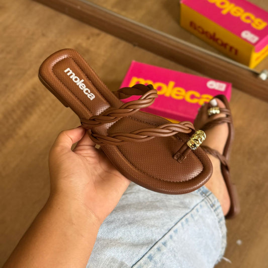 Sandália Moleca Rasteirinha Detalhe Dourado 5570.102