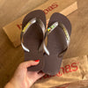 Havaianas Top + Pin Tucano + Pin Brasil + Placa Logo