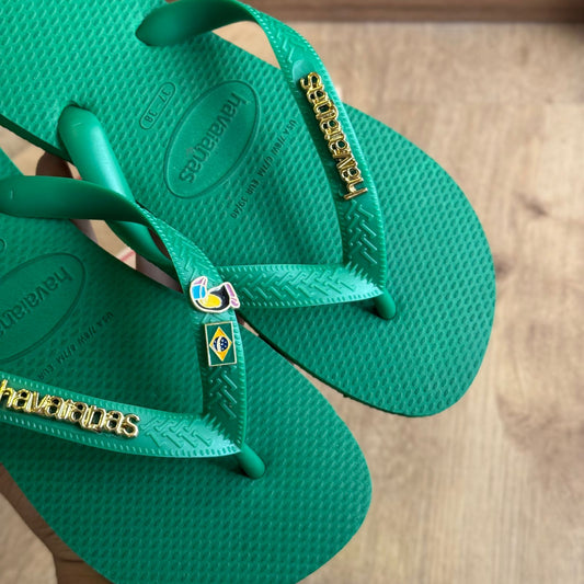 Havaianas Top + Pin Tucano + Pin Brasil + Placa Logo