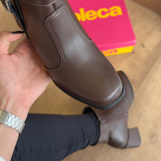 Bota Moleca Bico Quadrado Detalhe Fivela 5352.101