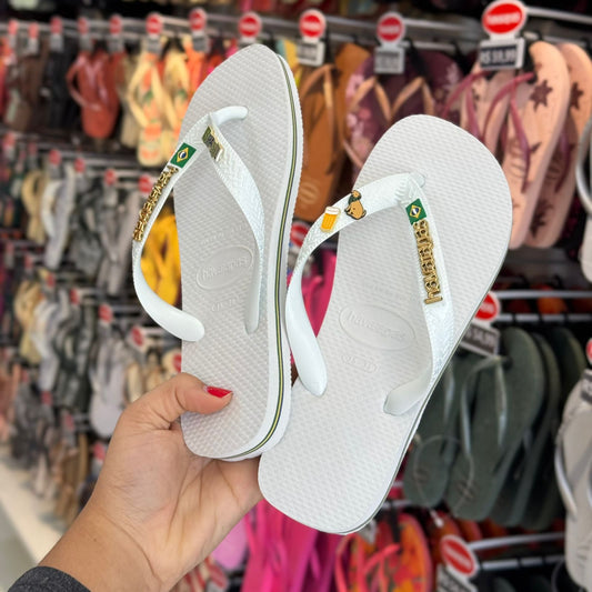 Havaianas Brasil (Branco) + Pin Caramelo + Pin Chopp + Pin Brasil Logo + Placa Logo