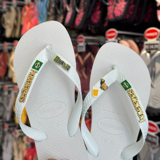 Havaianas Brasil (Branco) + Pin Caramelo + Pin Chopp + Pin Brasil Logo + Placa Logo