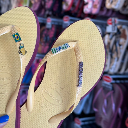 Havaianas Slim Point + Pin Brasil + Pin Dog Caramelo + Pin Nome Brasil