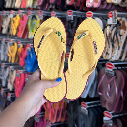 Havaianas Slim Point + Pin Brasil + Pin Dog Caramelo + Pin Nome Brasil