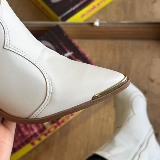 Bota Moleca Detalhe Dourado Coleção Ana Castela 5355.100