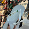 Havaianas Brasil (Branco) + Pin Cachorro Caramelo + Placa Logo
