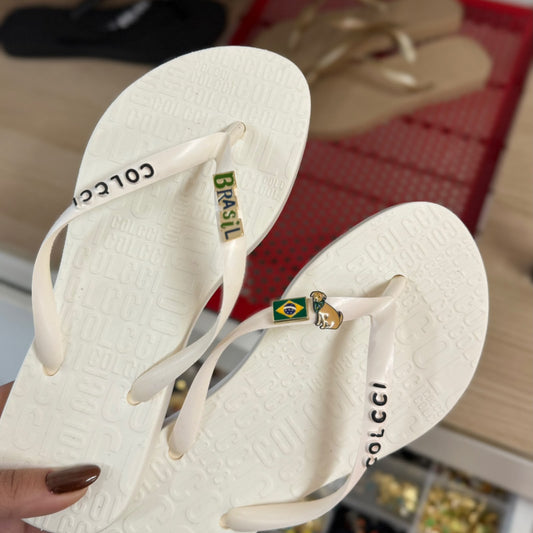 Chinelo Colcci Rio 158.01.00901 + Pin Brasil + Cachorro Caramelo e Brasil Logo