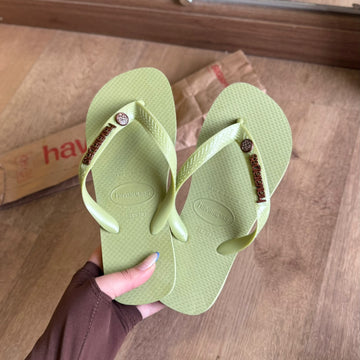 Havaianas Top + Placa Logo + Pin Oncinha