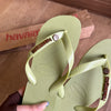 Havaianas Top + Placa Logo + Pin Oncinha
