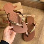 Havaianas Top + Placa Logo Dourada + Pin Estrela E Concha