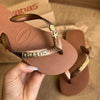 Havaianas Top + Placa Logo Dourada + Pin Estrela E Concha