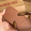 Havaianas Top + Placa Logo Dourada + Pin Estrela E Concha