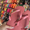 Havaianas Top + Placa Logo Dourado
