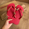 Havaianas Top + Pin Tucano + Pin Brasil + Placa Logo