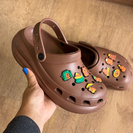 Babuche Confort Dream + Charms Capivara