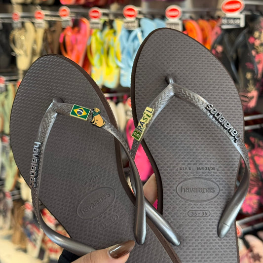 Havaianas Slim Point + Pin Brasil + Pin Dog Caramelo + Pin Nome Brasil