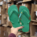 Havaianas Top (Verde Pátria) + Pin Brasil + Pin Nome ( A-E)