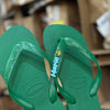 Havaianas Top (Verde Pátria) + Pin Brasil + Pin Nome ( A-E)