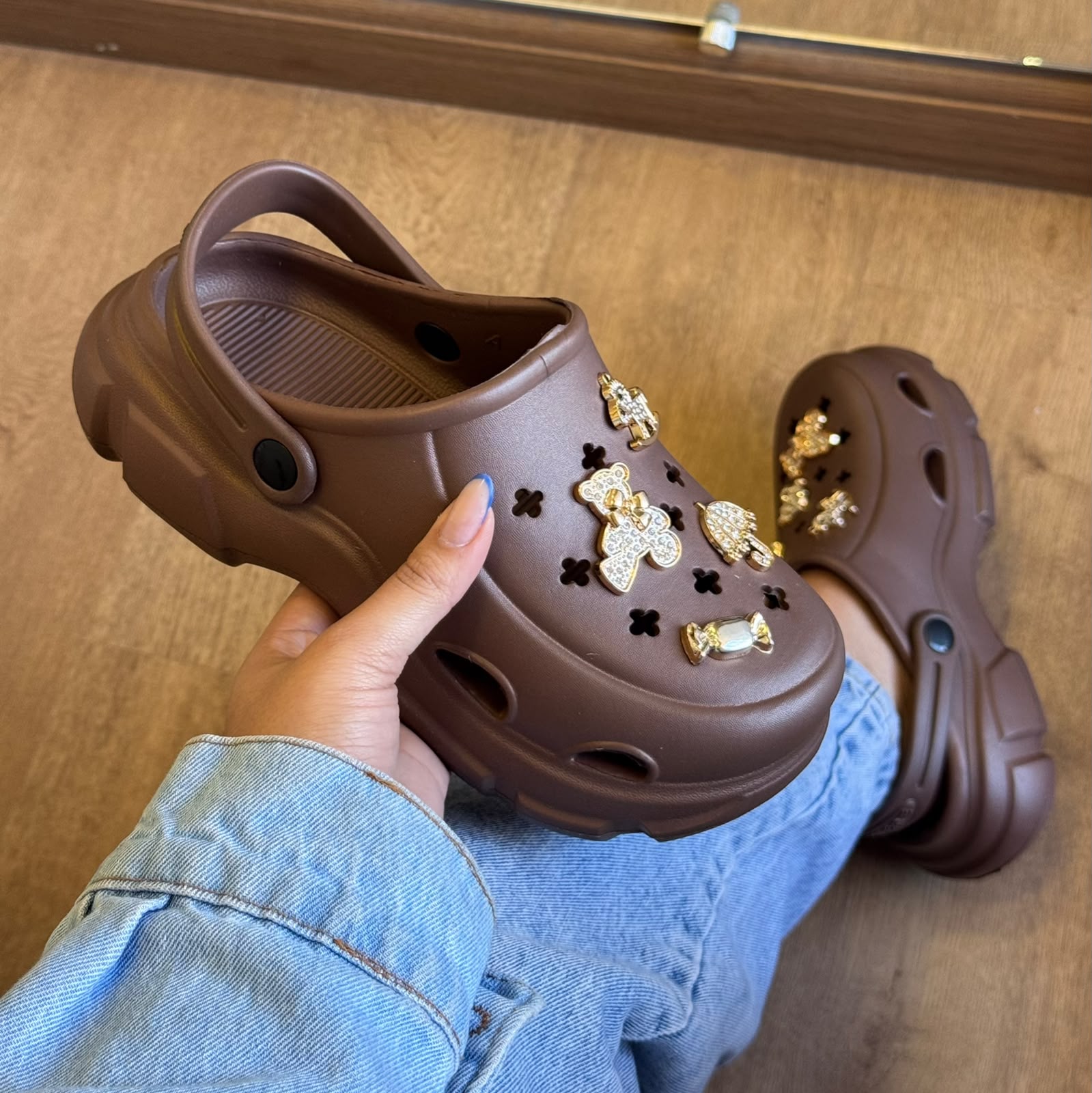 Babuche Plataforma Tratorada + Botons Urso Delicado - Marrom