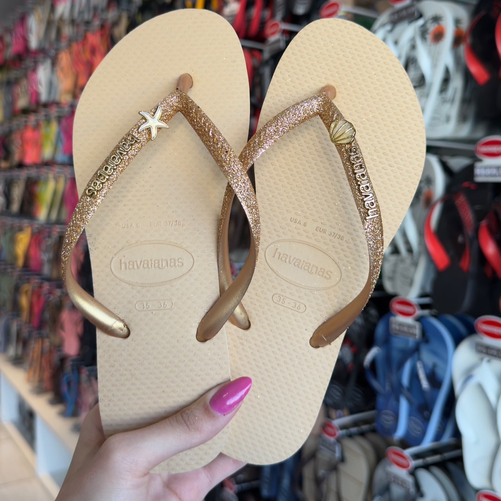 Havaianas Slim Glitter + Pin Estrela e Concha - Dourado