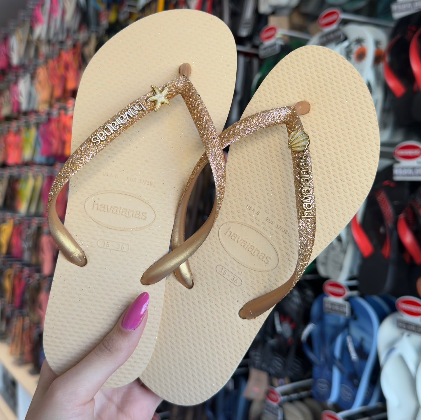 Havaianas Slim Glitter + Pin Estrela e Concha - Dourado