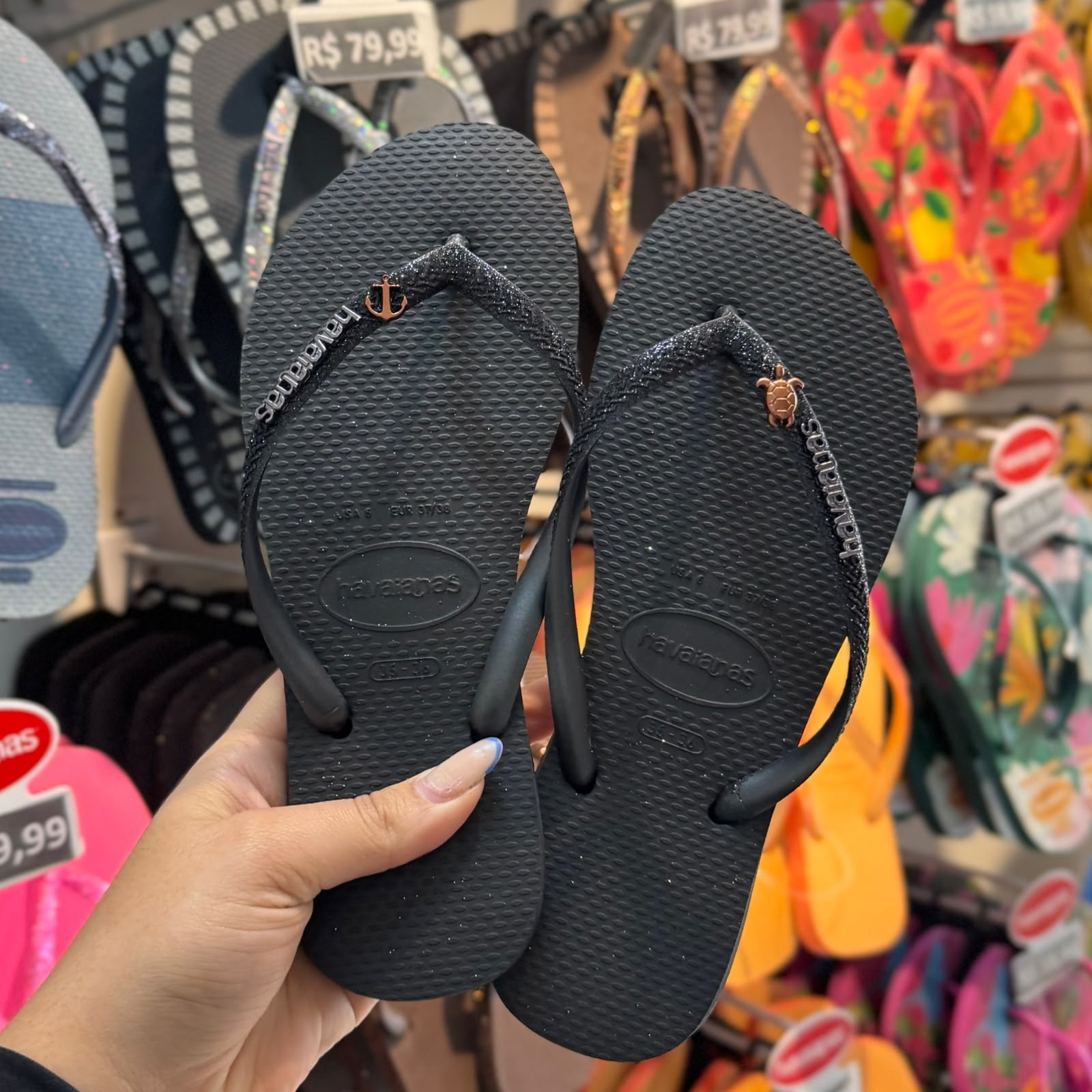 Havaianas Slim Glitter Pin Tartaruga e Âncora - Preto