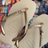 Havaianas Slim Glitter Pin Tartaruga e Âncora - Dourado