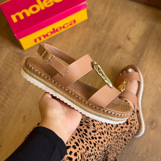 Sandália Moleca Detalhe Dourado no Cabedal 5447.526